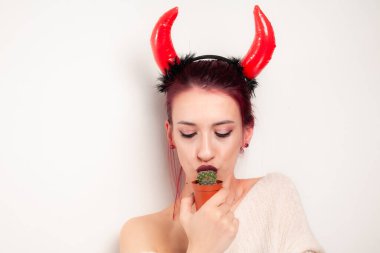 Komik kız kaktüsü yalıyor.