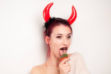 Komik kız kaktüsü yalıyor.