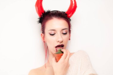 Komik kız kaktüsü yalıyor.