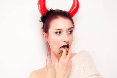 Komik kız kaktüsü yalıyor.