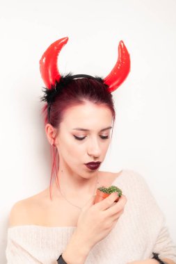 Komik kız kaktüsü yalıyor.