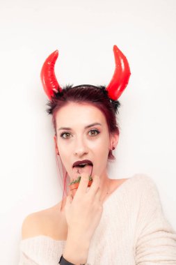 Komik kız kaktüsü yalıyor.