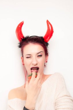 Komik kız kaktüsü yalıyor.