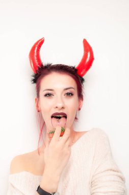 Komik kız kaktüsü yalıyor.