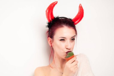 Komik kız kaktüsü yalıyor.