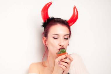 Komik kız kaktüsü yalıyor.