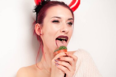 Komik kız kaktüsü yalıyor.