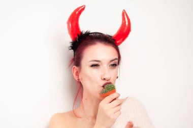 Komik kız kaktüsü yalıyor.