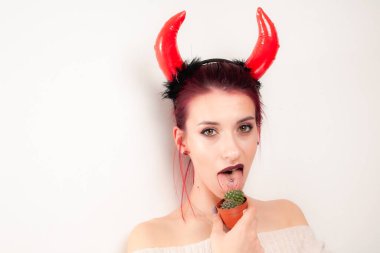 Komik kız kaktüsü yalıyor.