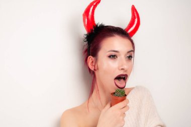 Komik kız kaktüsü yalıyor.