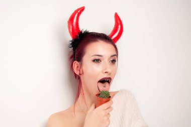 Komik kız kaktüsü yalıyor.