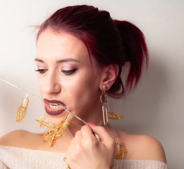 Retrato Una Chica Divertida Jugando Con Una Guirnalda —  Fotos de Stock