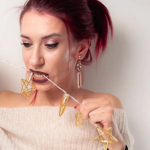 Retrato Una Chica Divertida Jugando Con Una Guirnalda —  Fotos de Stock