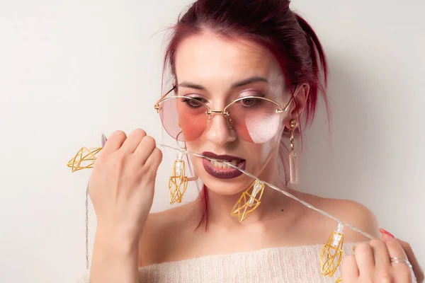 Retrato Una Chica Divertida Jugando Con Una Guirnalda —  Fotos de Stock