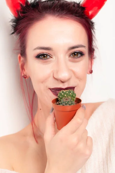 Vtipná Dívka Olizuje Kaktus — Stock fotografie
