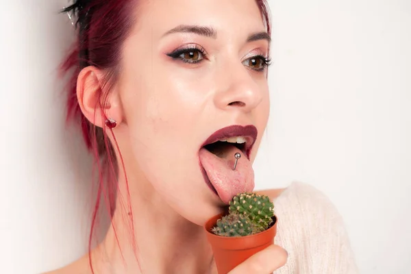 Chica Divertida Lame Cactus —  Fotos de Stock