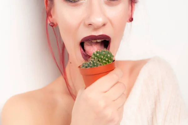 Chica Divertida Lame Cactus —  Fotos de Stock