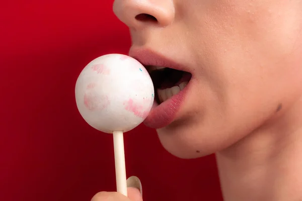 Fechar Lábios Femininos Doces Rapariga Comer Doces Num Pau Lindos — Fotografia de Stock