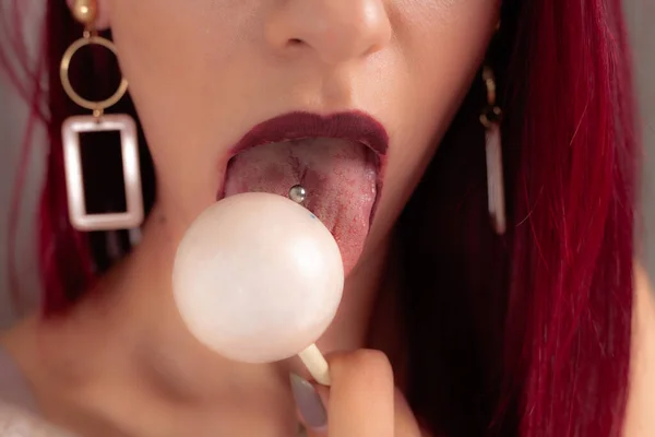 Großaufnahme Weiblicher Lippen Und Bonbons Mädchen Essen Bonbons Auf Einem — Stockfoto