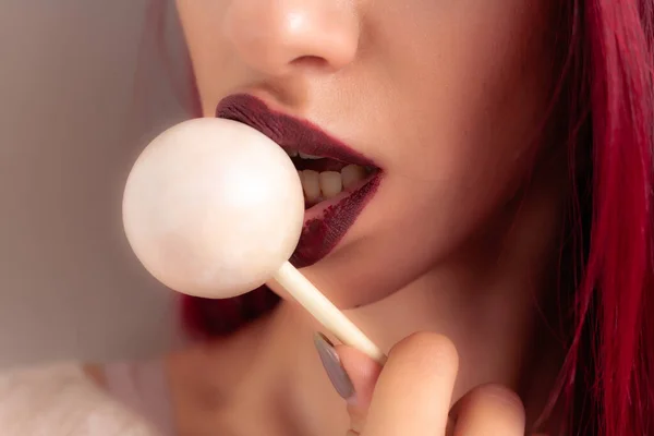 Primer Plano Labios Femeninos Dulces Chica Comiendo Caramelos Palo Hermosos — Foto de Stock