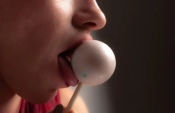 靠近女性的嘴唇和糖果 女孩用棍子吃糖果 美丽的嘴唇 — 图库照片