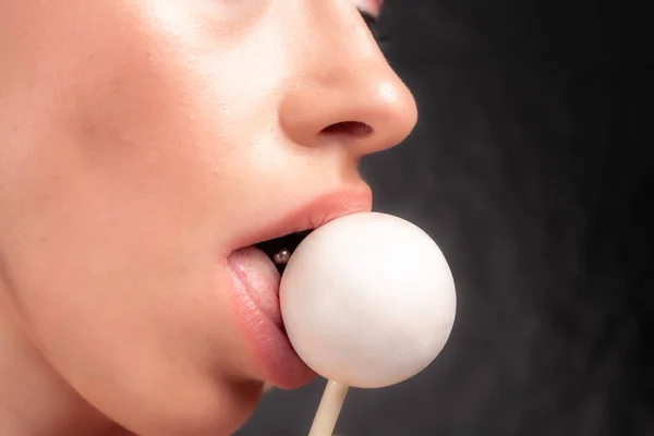 Primer Plano Labios Femeninos Dulces Chica Comiendo Caramelos Palo Hermosos — Foto de Stock