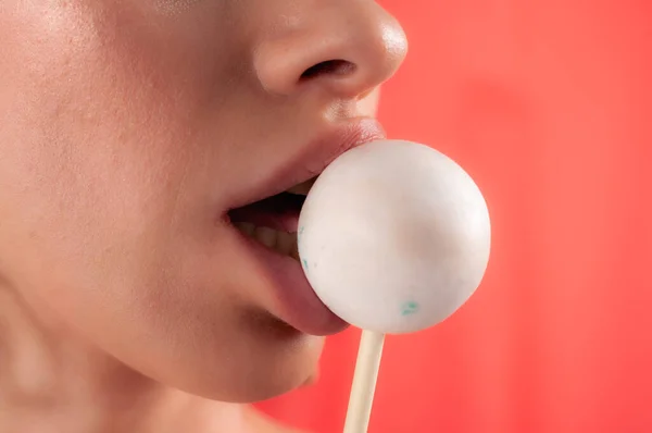 Fechar Lábios Femininos Doces Rapariga Comer Doces Num Pau Lindos — Fotografia de Stock