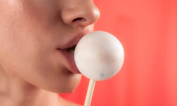 Fechar Lábios Femininos Doces Rapariga Comer Doces Num Pau Lindos — Fotografia de Stock