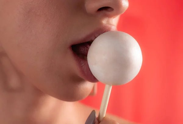 Fechar Lábios Femininos Doces Rapariga Comer Doces Num Pau Lindos — Fotografia de Stock