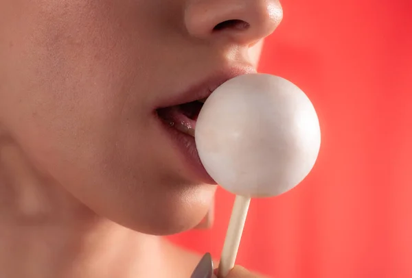 Fechar Lábios Femininos Doces Rapariga Comer Doces Num Pau Lindos — Fotografia de Stock