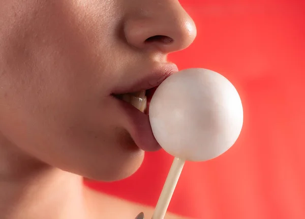 Fechar Lábios Femininos Doces Rapariga Comer Doces Num Pau Lindos — Fotografia de Stock