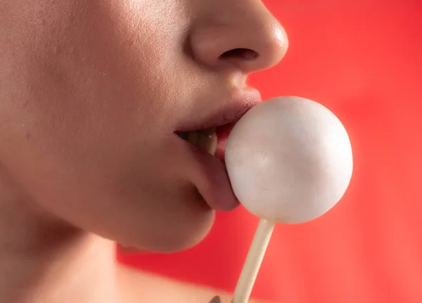 Fechar Lábios Femininos Doces Rapariga Comer Doces Num Pau Lindos — Fotografia de Stock