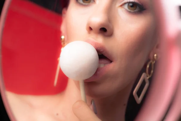 Gros Plan Des Lèvres Féminines Des Bonbons Une Fille Qui — Photo