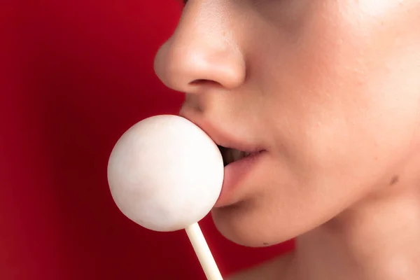 Fechar Lábios Femininos Doces Rapariga Comer Doces Num Pau Lindos — Fotografia de Stock