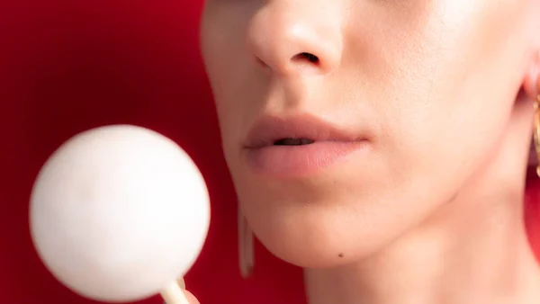 Fechar Lábios Femininos Doces Rapariga Comer Doces Num Pau Lindos — Fotografia de Stock