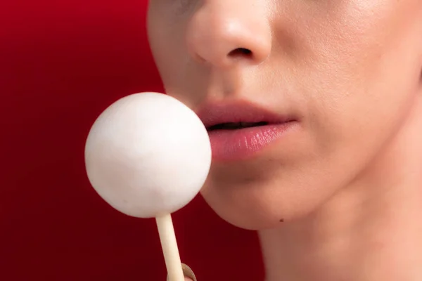 Fechar Lábios Femininos Doces Rapariga Comer Doces Num Pau Lindos — Fotografia de Stock