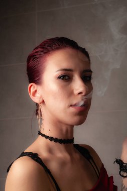 Kız sigara içiyor. Kendine güvenen bayan..