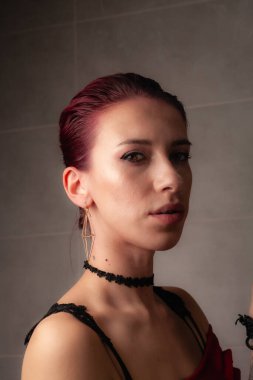 Kız sigara içiyor. Kendine güvenen bayan..