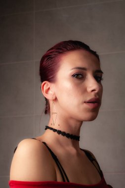 Kız sigara içiyor. Kendine güvenen bayan..