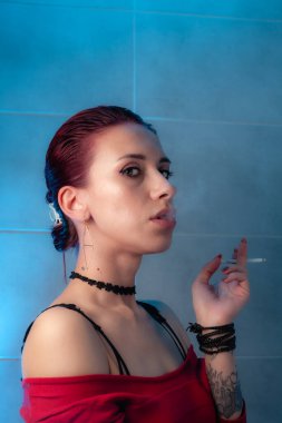 Kız sigara içiyor. Kendine güvenen bayan..