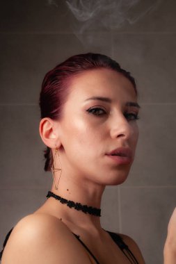 Kız sigara içiyor. Kendine güvenen bayan..