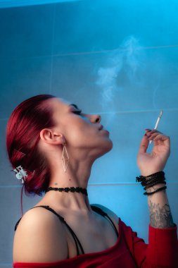 Kız sigara içiyor. Kendine güvenen bayan..