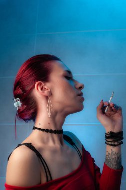 Kız sigara içiyor. Kendine güvenen bayan..