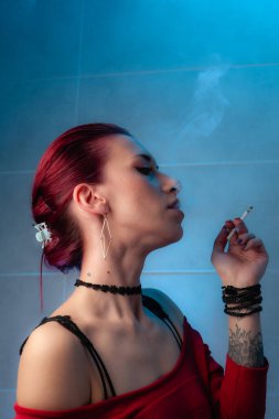 Kız sigara içiyor. Kendine güvenen bayan..
