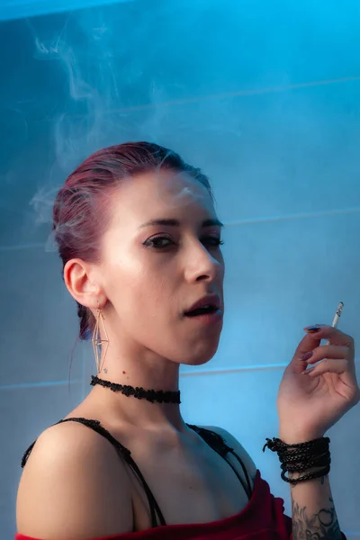 Mädchen Raucht Eine Zigarette Selbstbewusste Frau — Stockfoto