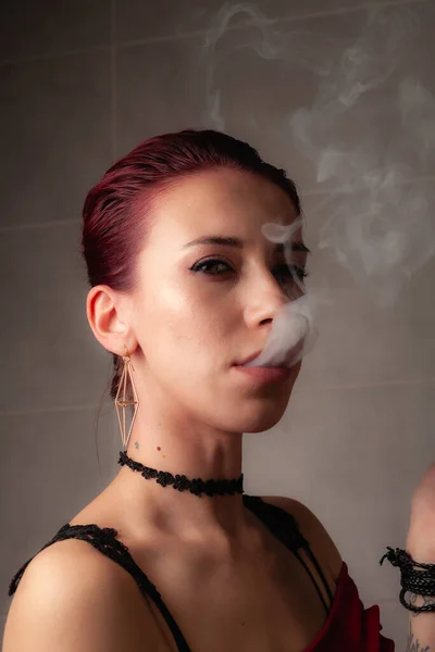 Dívka Kouří Cigaretu Důvěryhodná Dáma — Stock fotografie