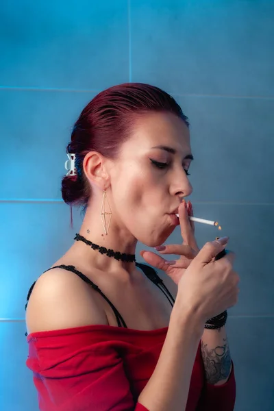 Girl Smokes Cigarette Confident Lady — Stock Photo, Image