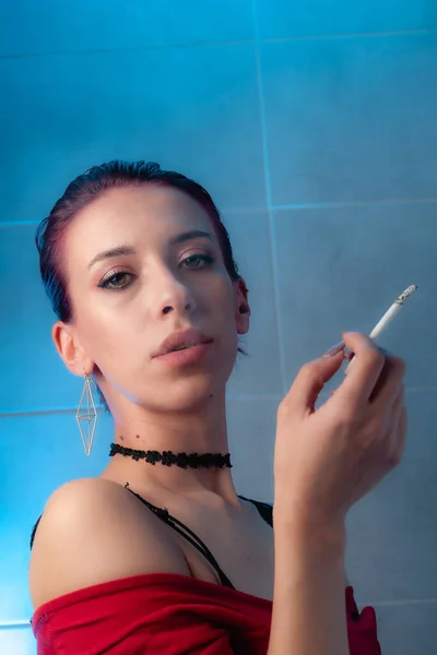 Chica Fuma Cigarrillo Dama Confianza —  Fotos de Stock