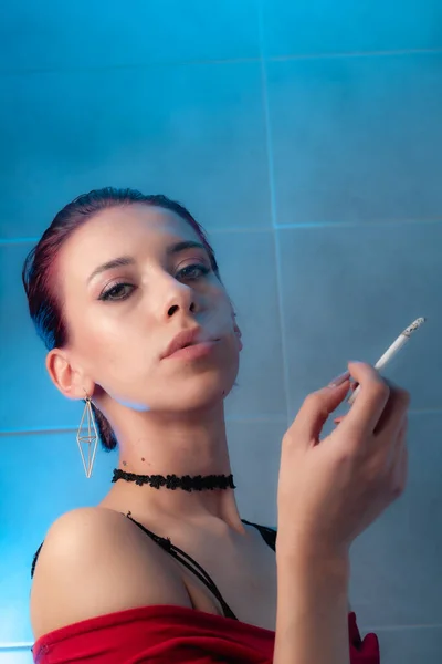 Chica Fuma Cigarrillo Dama Confianza —  Fotos de Stock