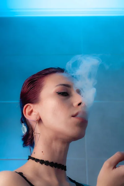 Dívka Kouří Cigaretu Důvěryhodná Dáma — Stock fotografie